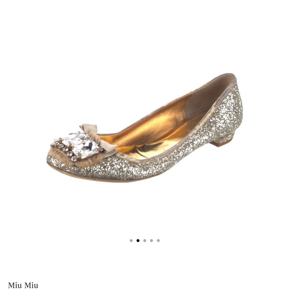 ISO this shoe in 38 or 38.5. Plz dm if you have it & willing to part with it. - Picture 2 of 2